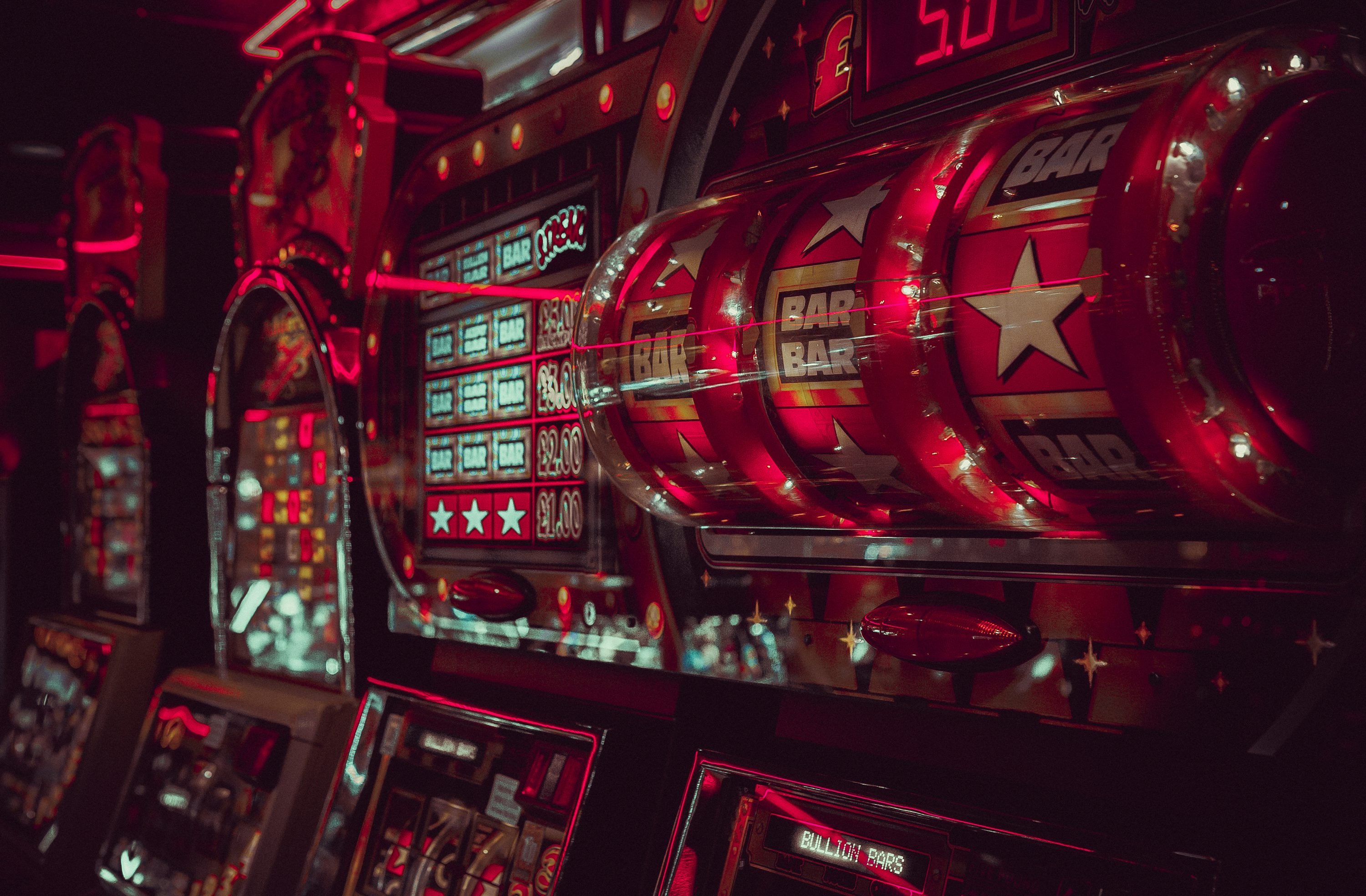 qqcuan slot kasino – meja baccarat live dengan dealer cantik profesional
